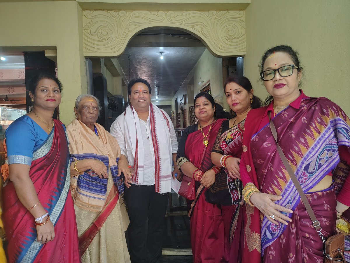 rudra_jaiodisha's tweet photo. ଆଚାର୍ଯ୍ୟ ବିହାର ମହିଳା ସମିତି ଦ୍ୱାରା ଆୟୋଜିତ ୧୦୮ ହନୁମାନ ଚାଳିସା ପାଠରେ ଅଂଶଗ୍ରହଣ କରିବାର ସୁଭାଗ୍ୟ ଲାଭ କରିଲି। 🌺🕉️ ଏହା ଏକ ଆତ୍ମିକ ଅନୁଭୂତି ଓ ଏକତାର ଉତ୍ସବ ଥିଲା। ଆମ 'ଜୟ ଓଡ଼ିଶା' ସଦସ୍ୟମାନେ ମଧ୍ୟ ଏହି ପବିତ୍ର କାର୍ଯ୍ୟରେ ସାହାଯ୍ୟର ହାତ ବଢ଼େଇ ଜନସେବାର ମାନକ ବଢ଼ାଇଲେ। ଜୟ ହନୁମାନ! 🙏✨ #ହନୁମାନଚାଳିସା #ଜୟଓଡ଼ିଶା https://t.co/Vbue1soXrs