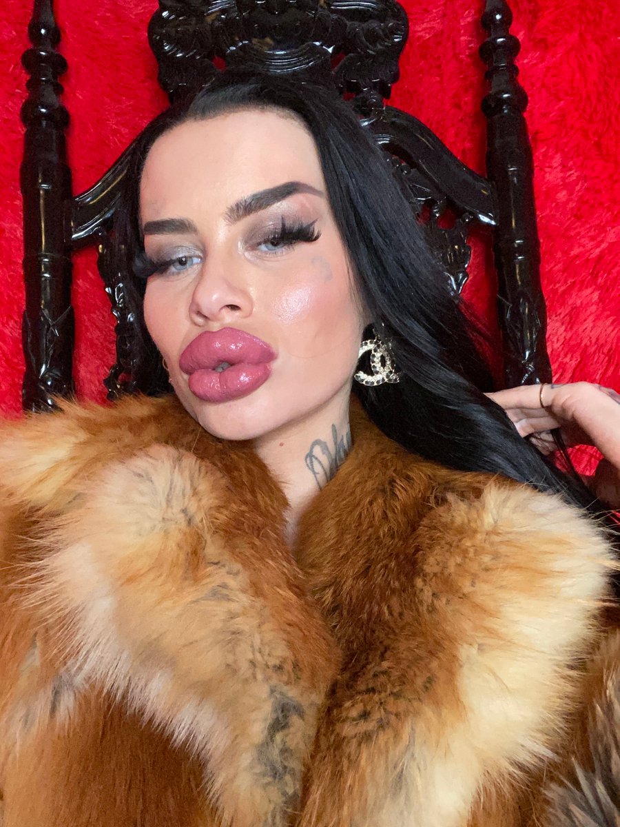 FetischBarbie's tweet photo. Wataa
Chudai

#mistress #femdom #kinky #sexy #findom #of #content #domina #herrin #bimbo #bimbofication #biglips #silicone #fakeboobs #fakelips #smokingwoman #smokingfetish #smoke #heavymakeup #nylony #highheels #feet #wataa #chudai #fur #furfetish #pelz #pelzfetisch #ass #assworship #bigbutt #butt