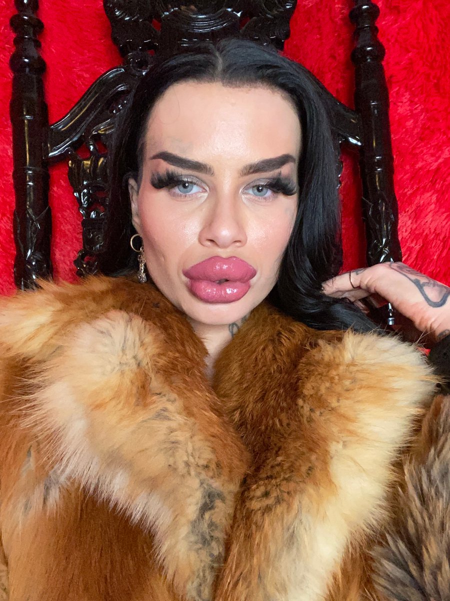 FetischBarbie's tweet photo. Wataa
Chudai

#mistress #femdom #kinky #sexy #findom #of #content #domina #herrin #bimbo #bimbofication #biglips #silicone #fakeboobs #fakelips #smokingwoman #smokingfetish #smoke #heavymakeup #nylony #highheels #feet #wataa #chudai #fur #furfetish #pelz #pelzfetisch #ass #assworship #bigbutt #butt