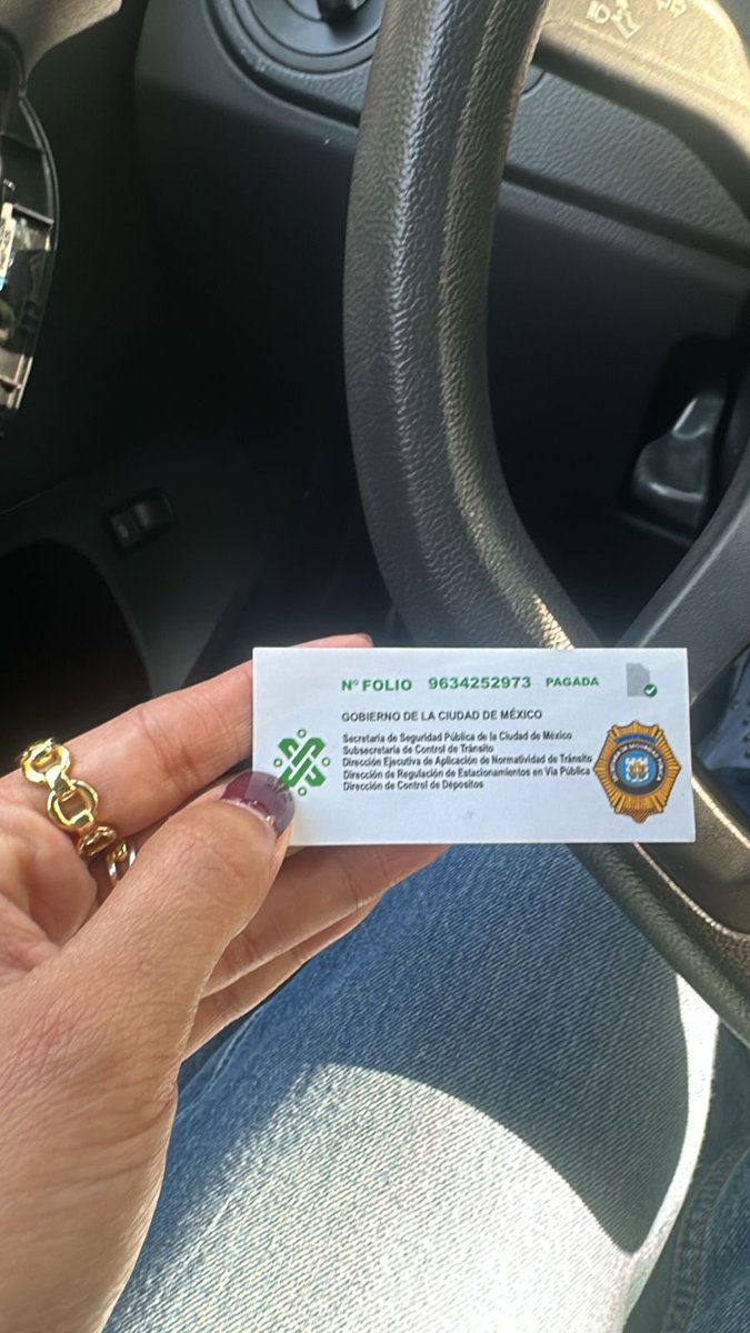 cuartodemillamx's tweet photo. Hola muy buenas noches sólo para ver si sirve de algo.
Mi mujer hoy en la mañana se le olvidó que circula hasta las 11 am porq tiene placas foráneas y la pararon policias de  @SSC_CDMX @UCS_GCDMX en constituyentes en CDMX a la altura del IPN policías q no son tránsito y la amedrentaron por la obvia multa que se les pidió q se hiciera y le dijo q no que la multa se pagaba ahí y que eran 6000 pesos por desconocimiento mi mujer y nerviosismo lo pagó y después de eso me marcó y le dije que eso no podía ser porque la multa tenía q ser ir al corralón y pagar en tesorería la multa o en el mismo corralón, la cual le dije pero te cobraron con un clip o que y me dijo q si por lo tanto pues se realizó un fraude para ver si puedes avisar o postear para que no le pase a más gente que aunq los multen no los espanten y se los lleven al corralón.