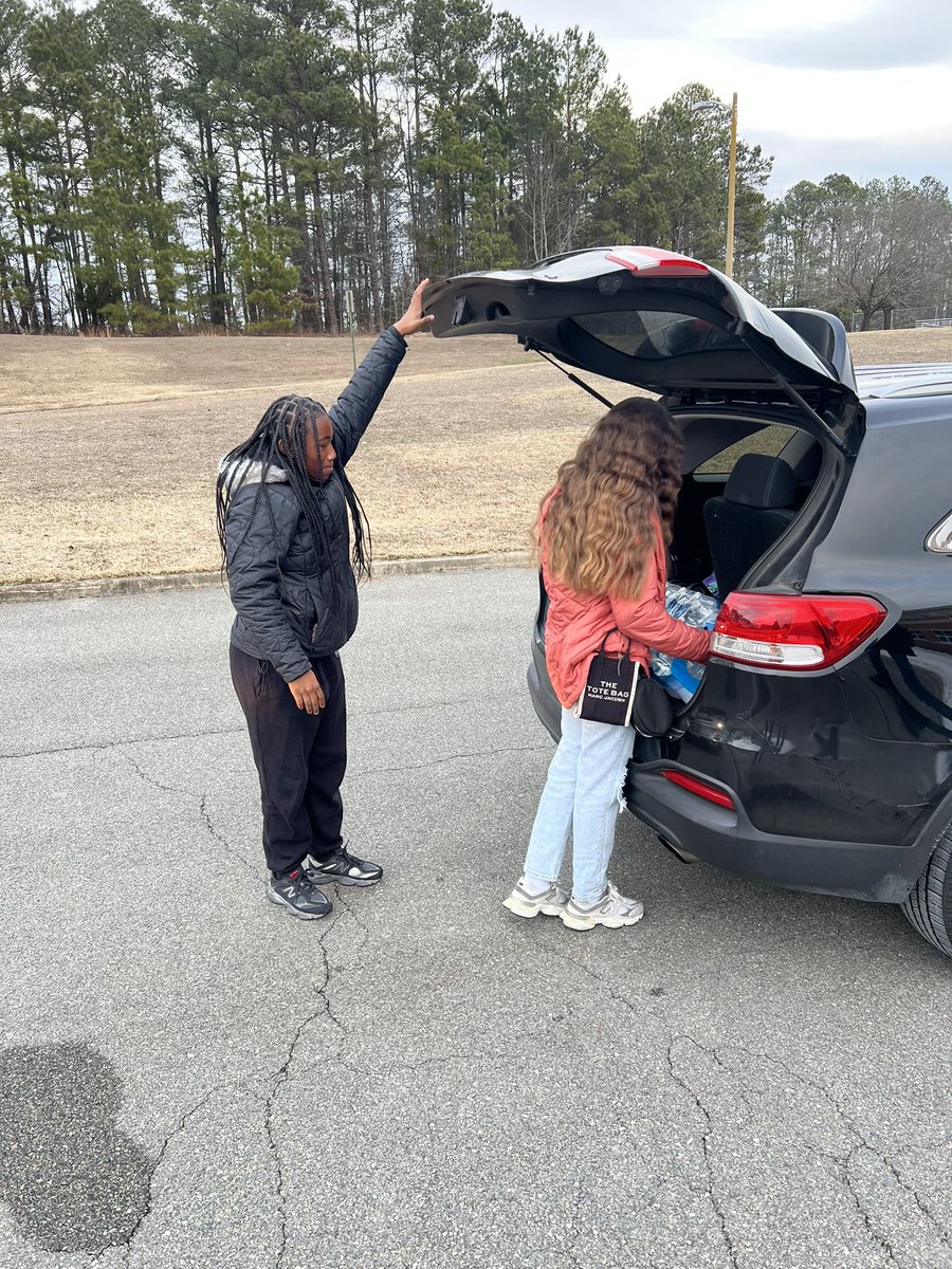 FMSFalcons's tweet photo. A special shoutout to FMS teachers, administration, and students for volunteering at the drive-through water distribution yesterday at Brookland Middle School. https://t.co/WgO6pib9Dm