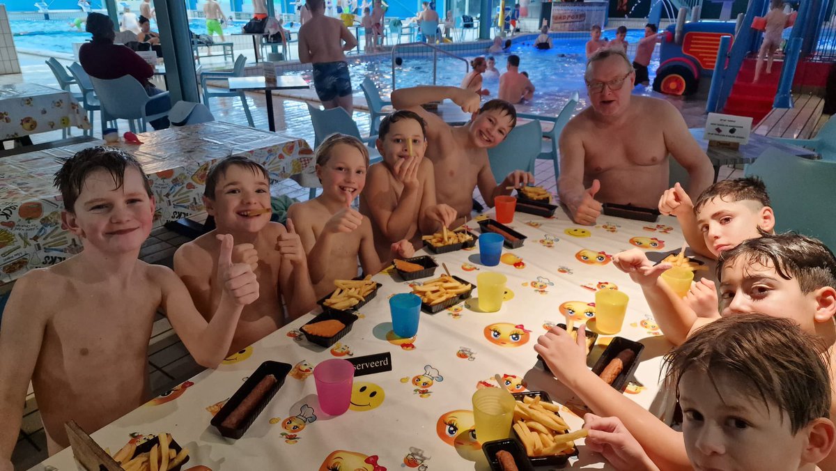 MSCMeppel's tweet photo. Onze jeugd heeft vanmiddag weer een geweldige zwemmiddag gehad in @BadHesselingen Natuurlijk weer mede mogelijk gemaakt door de Supportersvereniging MSC ! https://t.co/4XdnqCqQ8w