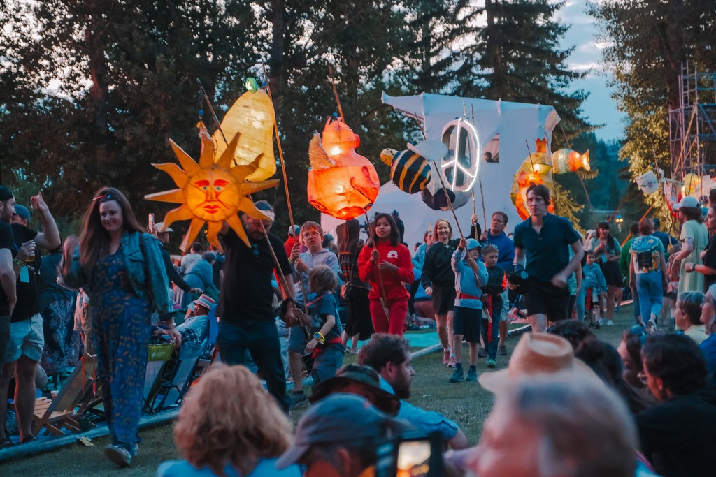 Warm weather got us dreaming of blue hour on the island 💙🎶

We're cookin' (and bookin') your 2025 lineup, folkies. In the meantime let those lanterns dance along the sweet stream of memory! 🐝🌞

Photo by Shelanda Kujala