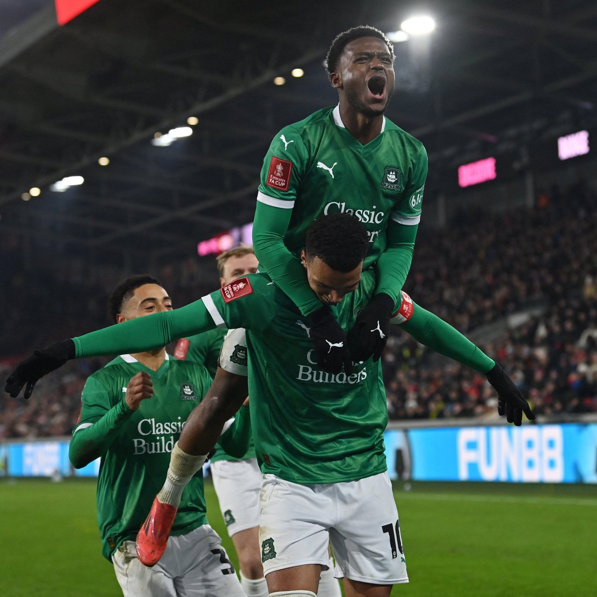 TheSportsman's tweet photo. 🟢 Plymouth Argyle haven't won a single away game in the Championship this season. 

They also haven't beaten a top-flight team in the #FACup since 1984. 

Today, they beat Brentford 1-0 away to seal their spot in the FA Cup's fourth-round. 👏

#PAFC https://t.co/UofHkjRWoI
