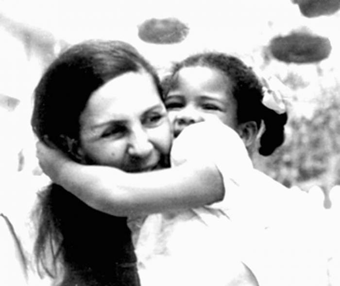 Desde las montañas de la Sierra Maestra hasta los proyectos sociales que transformaron la isla, Celia se convirtió en el ❤️ palpitante de un proceso que cambió para siempre el destino de #Cuba.

🌼#EjércitosDeCelia🌼
#DefendiendoCuba🇨🇺💪❤️