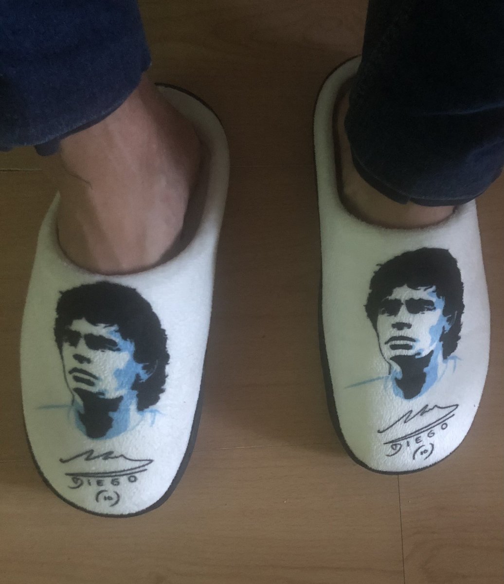 PedroPSanmartin's tweet photo. También mola estar una tarde en zapatillas. Y ojito a las zapas 😂😂⚽️⚽️😉😉 #eldios #Maradona #el10 https://t.co/IpajhSqHsv