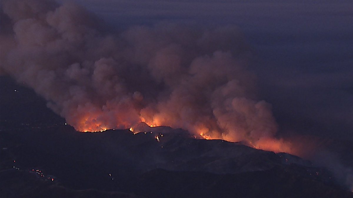 sentdefender's tweet photo. Flames from the Palisades Fire are expected to impact the Brentwood Neighborhood of Western Los Angeles within the next 15-30 Minutes, with both Firefighters on the Ground and Aerial Assets struggling to prevent the Fire from reaching the Iconic Neighborhood. https://t.co/JxbSmXht4F