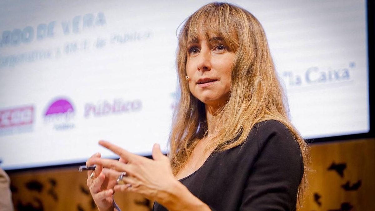Rafael_Narbona's tweet photo. EL TRIUNFO DE LA MENTIRA

No hay ningún vídeo donde se escuche a @anapardodevera llamar "gorila" a @bertrandmyd, pero miles de perfiles ultraderechistas aseguran que se oye perfectamente el supuesto insulto e incluso subtitulan unas imágenes sin sonido para sostener la mentira. La ultraderecha ha perdido definitivamente la vergüenza. Al igual que en 1984, la novela de Orwell, deforman deliberadamente los hechos para mantener con vida la llama del odio. 

Dentro de poco, Donald Trump, un delincuente confeso, asumirá la presidencia de EEUU y ya ha anunciado su intención de anexionar Groenlandia, Canadá y el canal de Panamá. En España, un defraudador que ha admitido sus delitos no cesa de querellarse contra políticos y periodistas, y una justicia cada vez menos digna de confianza admite sus denuncias. @Santi_ABASCAL, un vago y un vividor, acumula votos afirmando que representa a la España que madruga. Elon Musk, propietario de X, utiliza su dinero para promover el ascenso de la ultraderecha. En definitiva, la democracia está en peligro. No se había visto nada similar desde los años 30 del pasado siglo. 

El fascismo ya no usa botas ni correajes, pero su discurso es el mismo:  odio al extranjero, odio a la mujer, odio a los pobres, odio a las minorías, odio al diferente. Su intención es crear un mundo homogéneo y sin espacio para la discrepancia. Frente a esa distopía, solo cabe alinearse con la utopía de un mundo diverso, libre y plural. A estas alturas, cultivar la neutralidad o la tibieza solo contribuye a fortalecer la ola reaccionaria que recorre el mundo. Protestar es incómodo, pero nunca ha sido tan necesario.