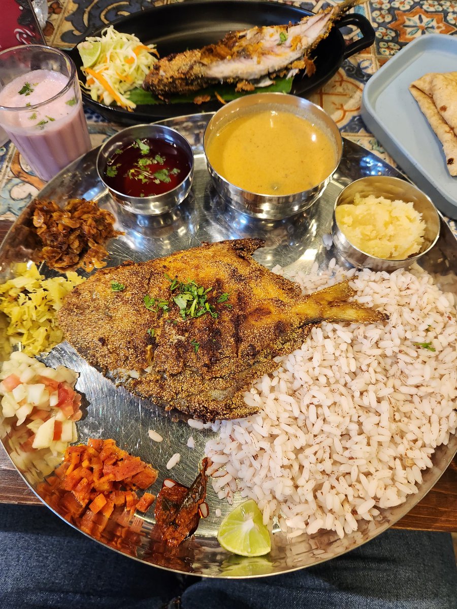 ruskievityazi's tweet photo. staring at this delish seafood fiesta with wife @soulfulsenora this weekend 😂😍😋
📍Zamba Kitchen, ST Bus Stand Kothrud near Dahanukar Colony #seafood #pomfret #surmai #bangda #bombil #prawns #foodie #pune #kothrud #LandTChairman https://t.co/DImr0uoZ0u