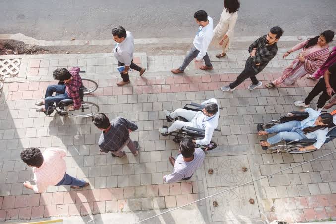 بلوچستان کے معذور افراد کے ساتھ انصاف کریں!

بلوچستان میں اسپیشل کنونس الاؤنس صرف 4000 ہے، جبکہ دیگر صوبوں میں6000 کیا بلوچستان کے معذور افراد کی ضروریات کم ہیں؟
ہم حکومت سے اپیل کرتے ہیں کہ فوری طور پر الاؤنس کو دیگر صوبوں کے برابر کیا جائے
#معاشرہ_وہ_جو_سب_کا 
<a href="/PakSarfrazbugti/">Sarfraz Bugti</a>