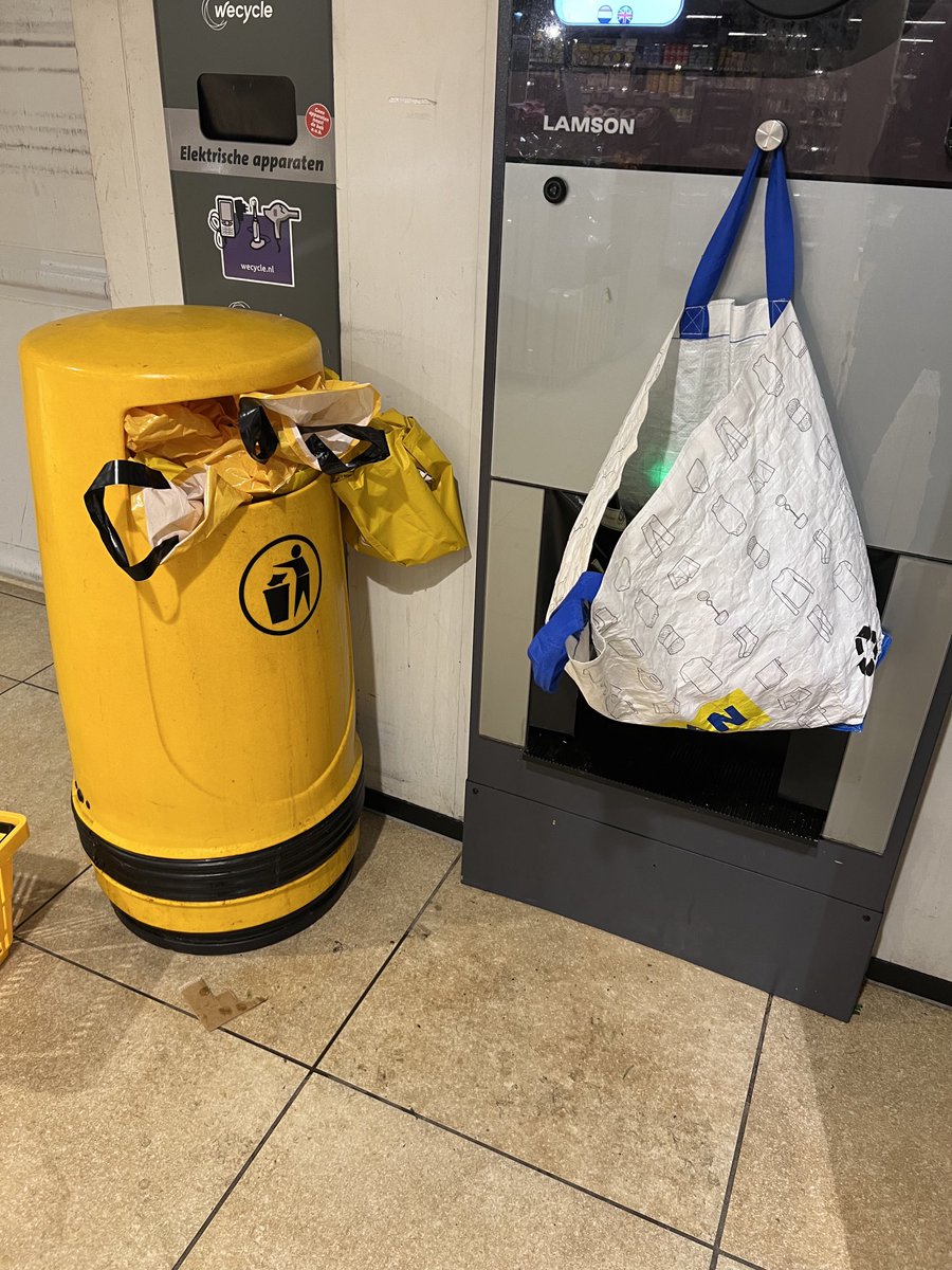 Opmerkelijk. Veel mensen gebruiken betaalde plastic boodschappentasjes om het statiegeld weg te brengen, maar hergebruiken de tasjes niet. Die stoppen ze in de ton die daarmee uitpuilt