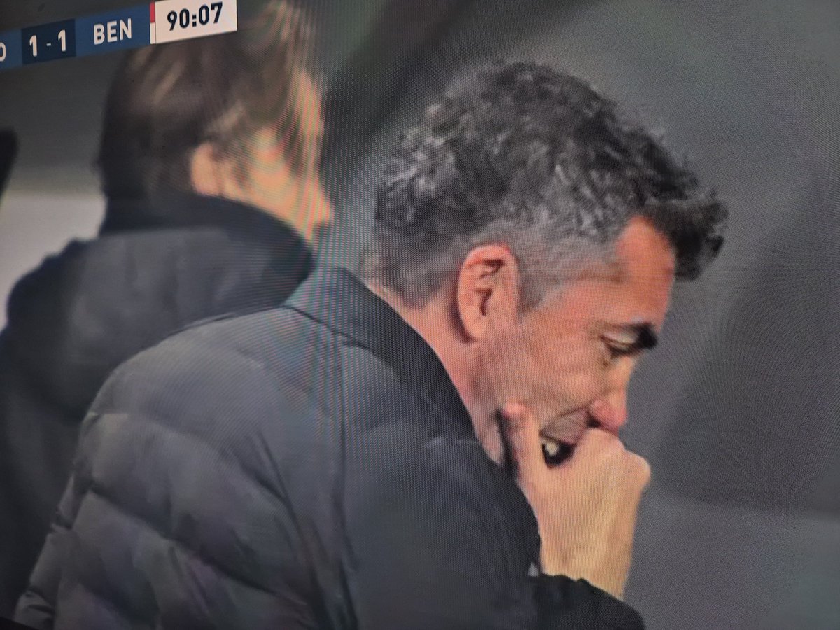 Muito bem o Bruno Lage a gritar com um miúdo de 17 anos que está no chão. Amanhã já aparece com um discurso fofinho e pedagógico sobre jovens jogadores e volta tudo à normalidade. Um sonso no sítio certo.