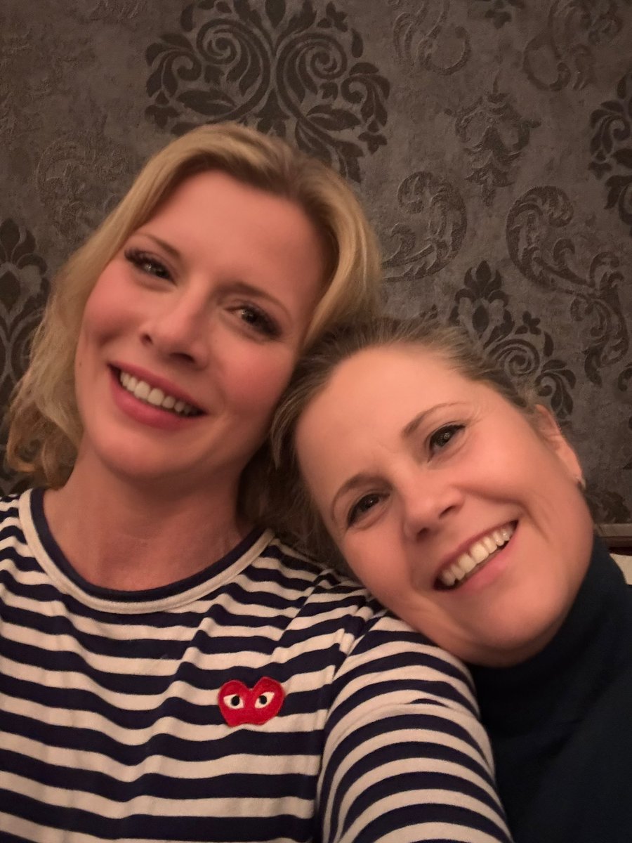 eva_habermann's tweet photo. Ich hatte heute in Weyhe ein wunderschönes Wiedersehen mit meiner lieben Schauspielkollegin Michaela Schaffrath.
Was für eine tolle Frau 🥰 Ich hoffe sehr, dass wir bald mal wieder zusammen auf der Bühne stehen. (Zuletzt war das ja im Sommer in Weimar beim “Jedermann”)
#weyhe https://t.co/zm7wd4kzYq