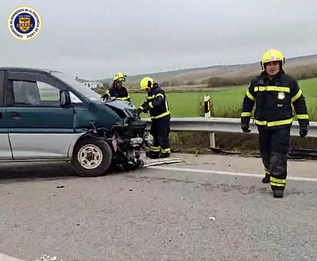 BomberosCbpc's tweet photo. 🗓️11/1/25⏰17.25h
Salida del parque #Jerez por accidente en la CA-2003, en #Cuartillos
Colisión frontal entre 2 vehículos y en uno hay 2 personas en mal estado. Colaboramos con #ServiciosSanitarios para el traslado hasta el helicóptero y limpiamos la calzada
1 🚒 R32
4🧑🏼🚒
#CBPC https://t.co/Y2IvhvzdQ7