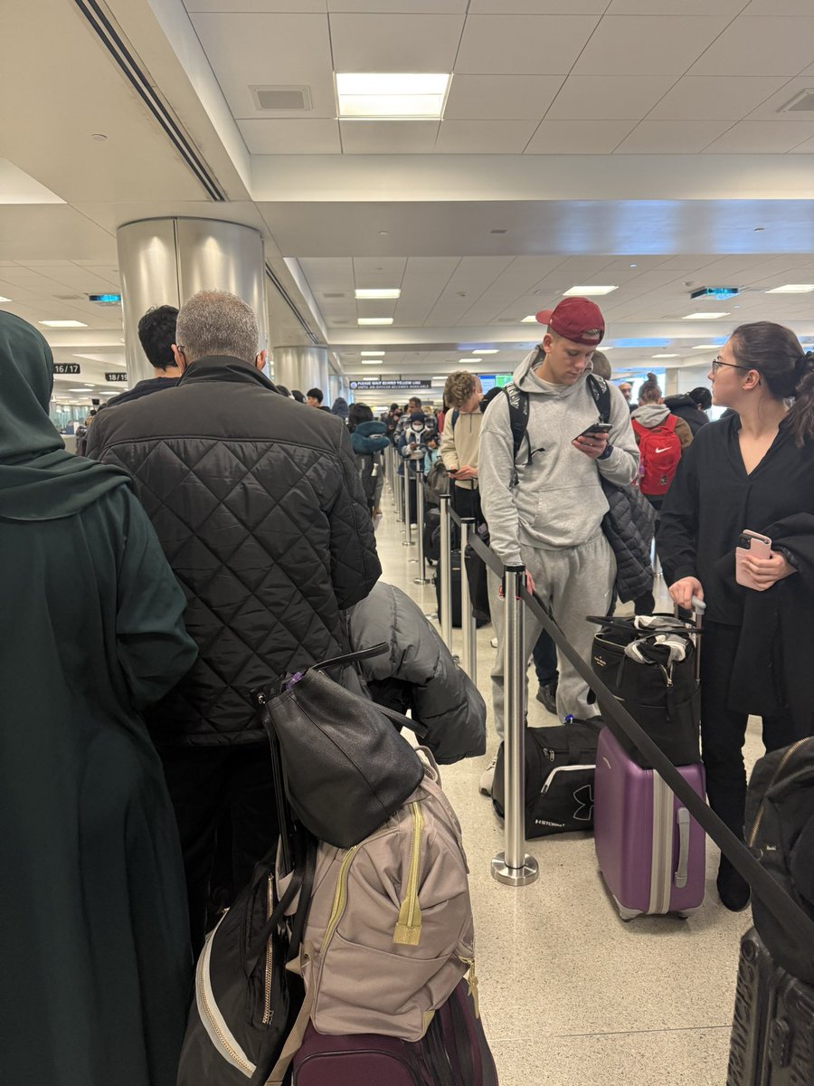 اسوء شي في الرجعة هالاينات الطويلة لتختيم الجواز ، اشتقت لعبارة سعوديين فقط