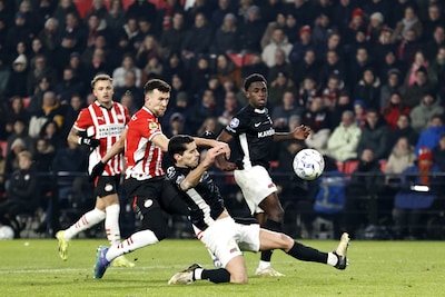 Enerverende clash tussen PSV en AZ eindigt onbeslist dlvr.it/THJRbz