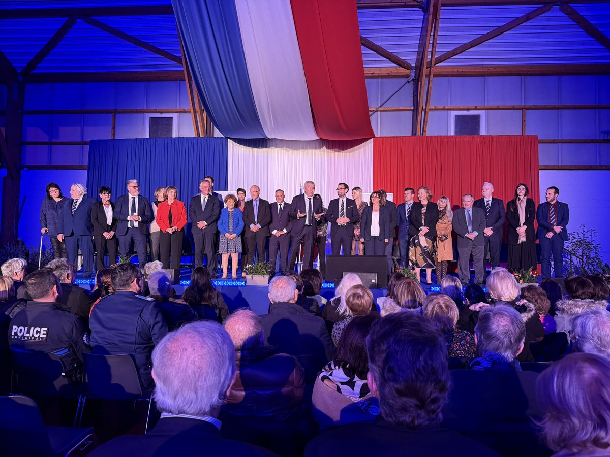JosephSeguraSLV's tweet photo. Un grand merci aux Laurentines et Laurentins, aux élus et aux autorités d’avoir répondu présents en si grand nombre ce soir pour nos traditionnels Vœux. Votre engagement et votre présence sont une source d’inspiration pour l’année à venir. 🌟 #SLV06 https://t.co/hgtnn3TUkO