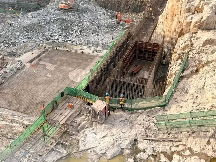 daye_med's tweet photo. #Guinée #CNRD #Refondation #Simandou204 #EDG: L'aménagement du barrage hydroélectrique #Amaria est plein d'exécution a 55% , la refondation est en marche. Le peuple est fier de son chef suprême, SE gl @presi_doumbouya
@djisanfina
@restitutorII
@Lauriane_doumb @ecowas_cedeao https://t.co/gJbukRUYa4