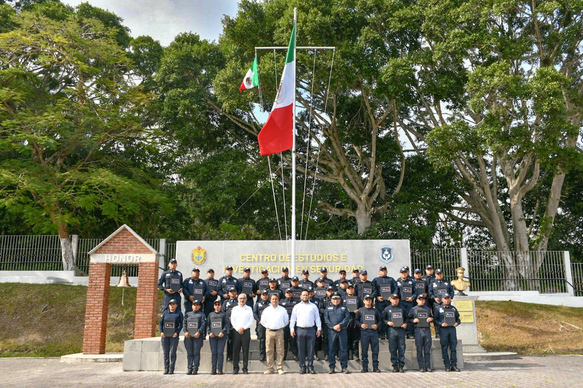SP_Veracruz's tweet photo. ¡Fortalecemos la seguridad pública con capacitación! 👮‍♀️👮‍♂️

Entregamos constancias a 36 policías 🎓 que finalizaron el curso Protocolo Nacional para la Actuación Policial ante Casos de Violencia contra las Mujeres y Feminicidio 🚨. 

#PorAmorAVeracruz https://t.co/zImKT3AIMS