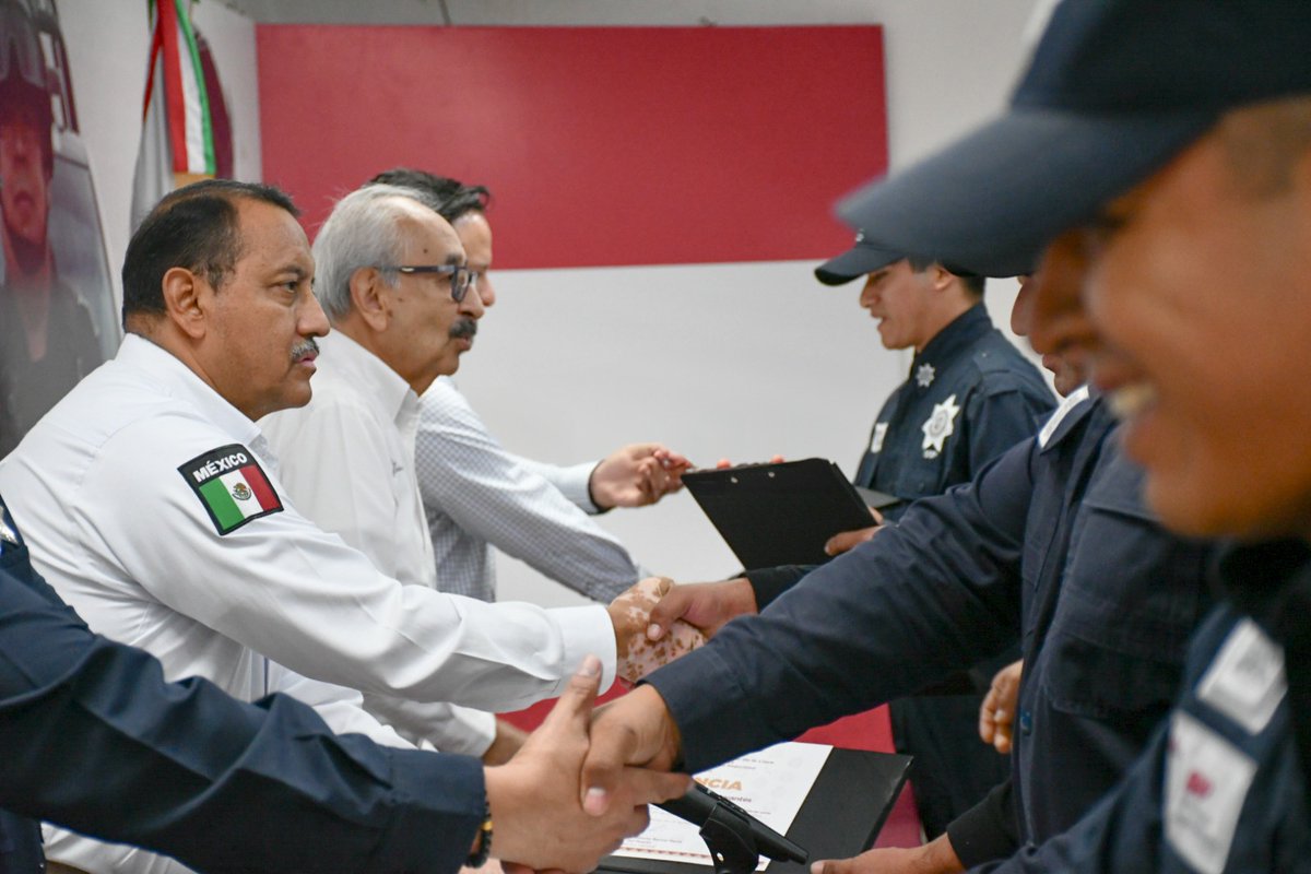 ¡Fortalecemos la seguridad pública con capacitación! 👮‍♀️👮‍♂️

Entregamos constancias a 36 policías 🎓 que finalizaron el curso Protocolo Nacional para la Actuación Policial ante Casos de Violencia contra las Mujeres y Feminicidio 🚨. 

#PorAmorAVeracruz