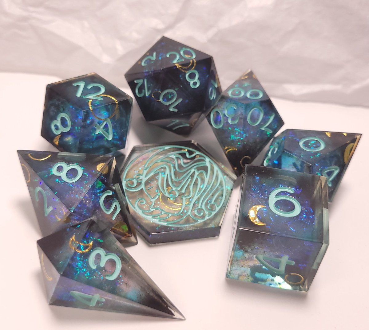 FlutesCreations's tweet photo. I will be putting this set up in the shop shortly as well as 8 single D20s https://t.co/DBIZV632Bw