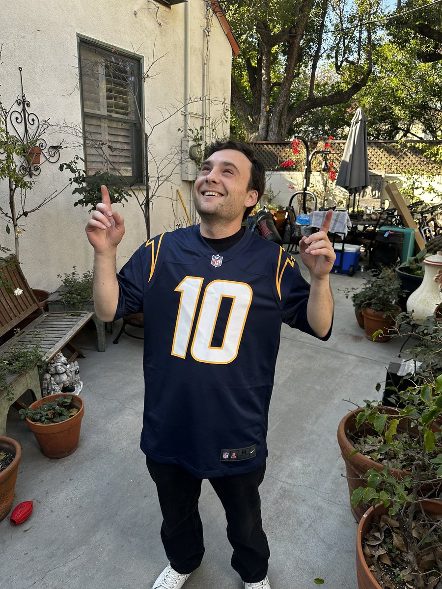 ThizzFoo's tweet photo. @chargers this is one of the 6 things he grabbed from his home #BoltUp #noelavators @nicholgussman https://t.co/fTqVERk5xr