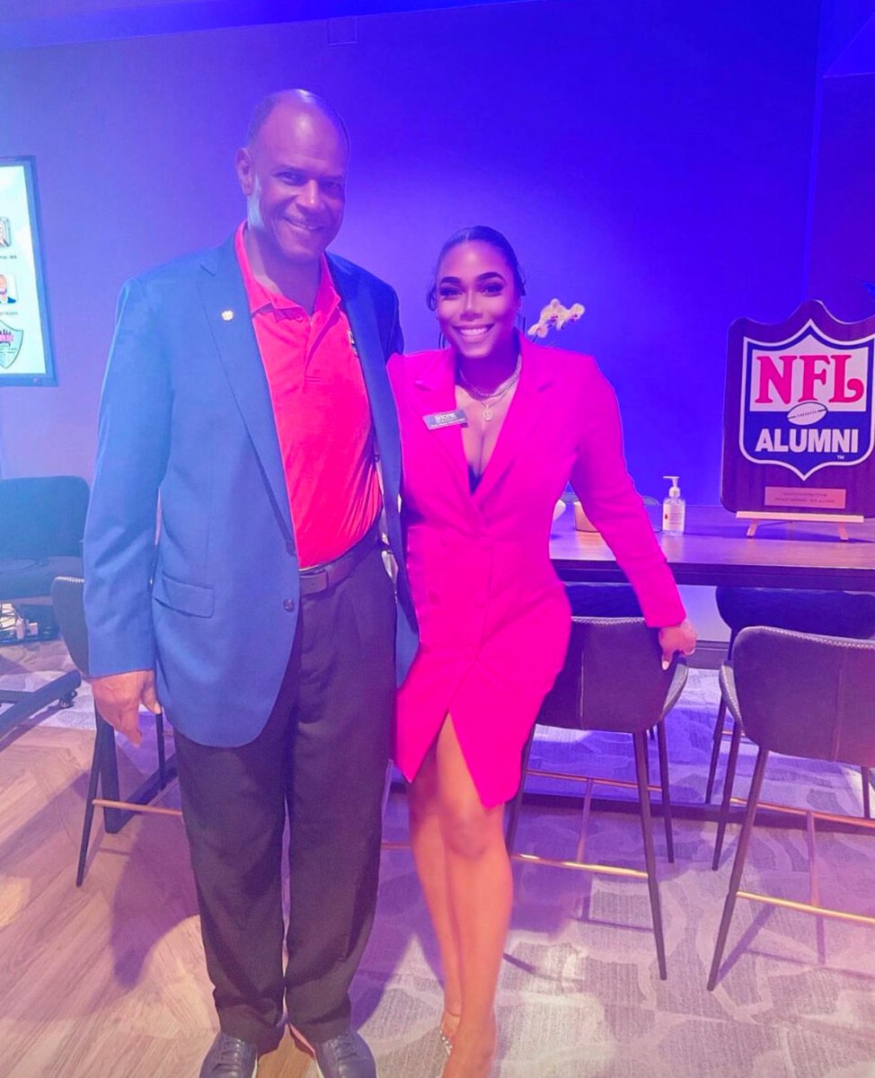 _prettychris's tweet photo. Former Buccs Player Walter Carter and Super Bowl III Champ Earl Christy pictured. Oh my that Super Bowl Ring is heavy. 
I look forward to supporting in combatting the mental health issue within the sports community using AI/ML Technologies. #GirlBoss #TechInfluencer #AIinfluencer https://t.co/TC46W8q1Gy
