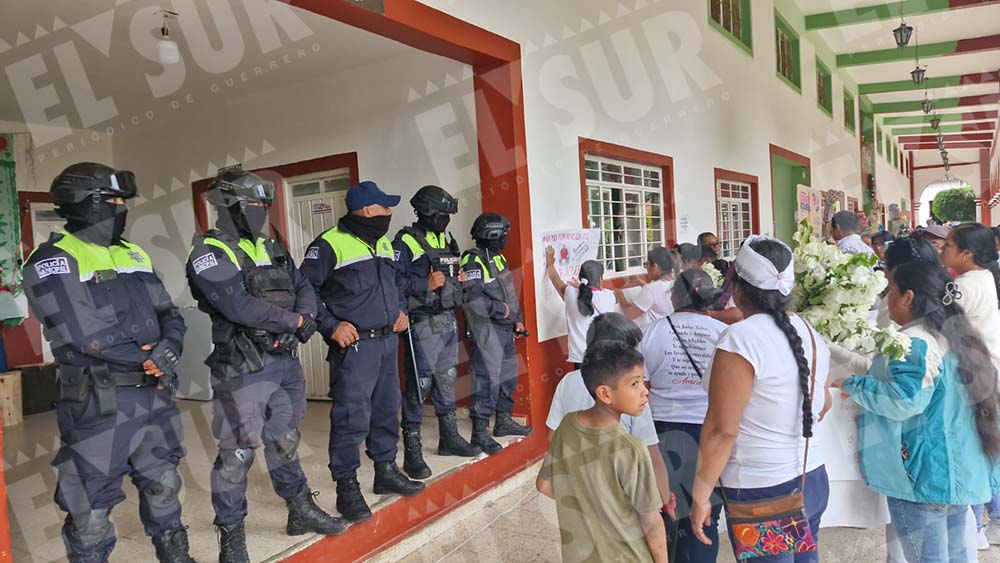 elsurdeguerrero's tweet photo. 🟣 Marchan en #Alcozauca por justicia para Leuteria, agente de Tránsito asesinada a puñaladas
https://t.co/5fQRbe7GME
#Guerrero #Feminicidios #MontañadeGuerrero #nasavi #machismo #Chilpancingo https://t.co/cZSO6EwBT9