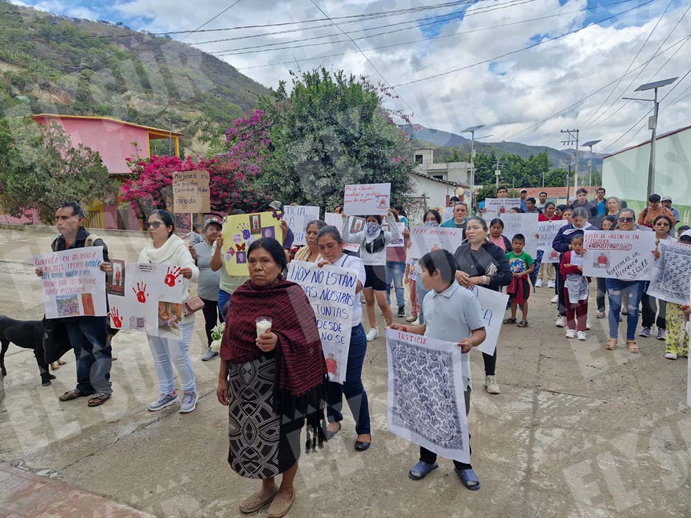 elsurdeguerrero's tweet photo. 🟣 Marchan en #Alcozauca por justicia para Leuteria, agente de Tránsito asesinada a puñaladas
https://t.co/5fQRbe7GME
#Guerrero #Feminicidios #MontañadeGuerrero #nasavi #machismo #Chilpancingo https://t.co/cZSO6EwBT9