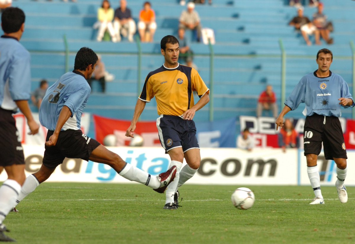 PasesUruguay's tweet photo. FOTO RETRO 📸

¿Lo tenían a Pep Guardiola jugando en el Campus de Maldonado frente a Rocha? https://t.co/PFdvaVbkAE