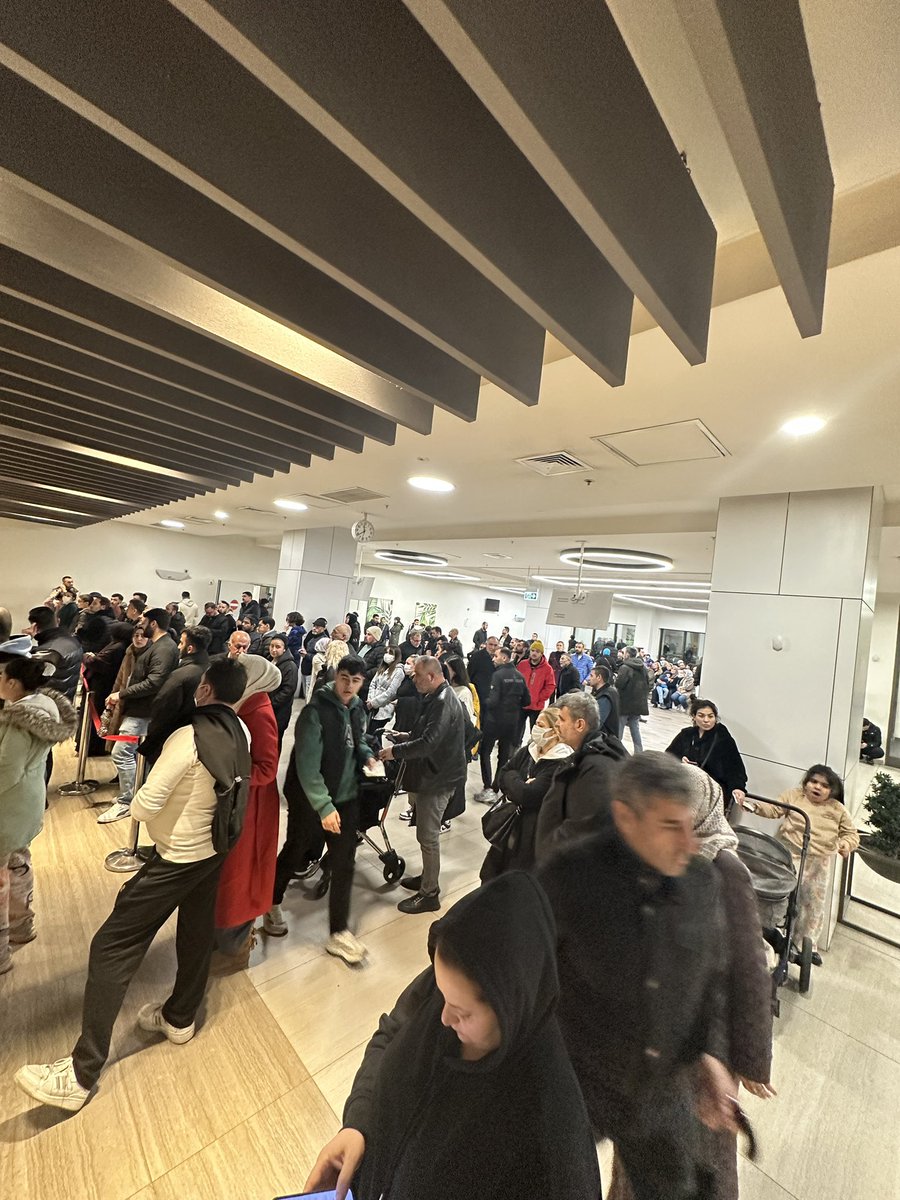 tibbiyelisozluk's tweet photo. Anlık Çam Sakura Acil diye paylaşılmış..
Evet salgın lafı hep bir ağızlarda ama bunun adı : GEREKSİZ ACİL SERVİS BAŞVURU SALGINI !

ACİL SERVİSLER ZAMANIN İZMİR FUARI YA DA KASABAYA GELEN SİRK MERAKLISI KALABALIK YERLERİ DEĞİLDİR ❌ 

ACİL SERVİSLERDE YEŞİL ALAN KALDIRILMALIDIR👍 https://t.co/zcjbVBzYfc