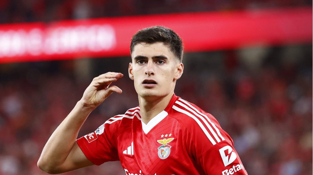 Muito querem mandar este puto para a fogueira. Muita qualidade, bom jogo hoje. E muito Benfica naquela personalidade

Nem pensar em vender. Para ficar muitos anos

LV