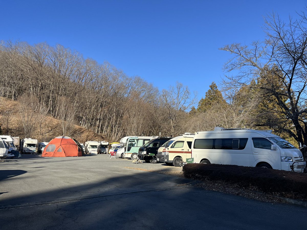 Muracafe_RVpark's tweet photo. 1/11ー12のお客様さまざまな車種のオフ会も賑やかで鮮やかですね。
ありがとうございました
#RVパーク #キャントレ #キャブコン　#軽キャン　#バンコン　#バスコン　#車中泊　#rvパークみどりの村 #hmcc #campingcar #オフ会 https://t.co/Vv1orCKrvg