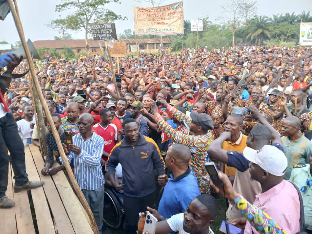 GilbertMokonzo's tweet photo. Le leadership s’incarne désormais sur le terrain et non sur les réseaux sociaux !
Les honorables sénateur
@WillyBussal et député national #LandryBussa étaient à #Likaw dans le cadre de leurs vacances parlementaires,où ils ont reçu un accueil chaleureux de la part d'une multitude. https://t.co/rMU5GB2I3m