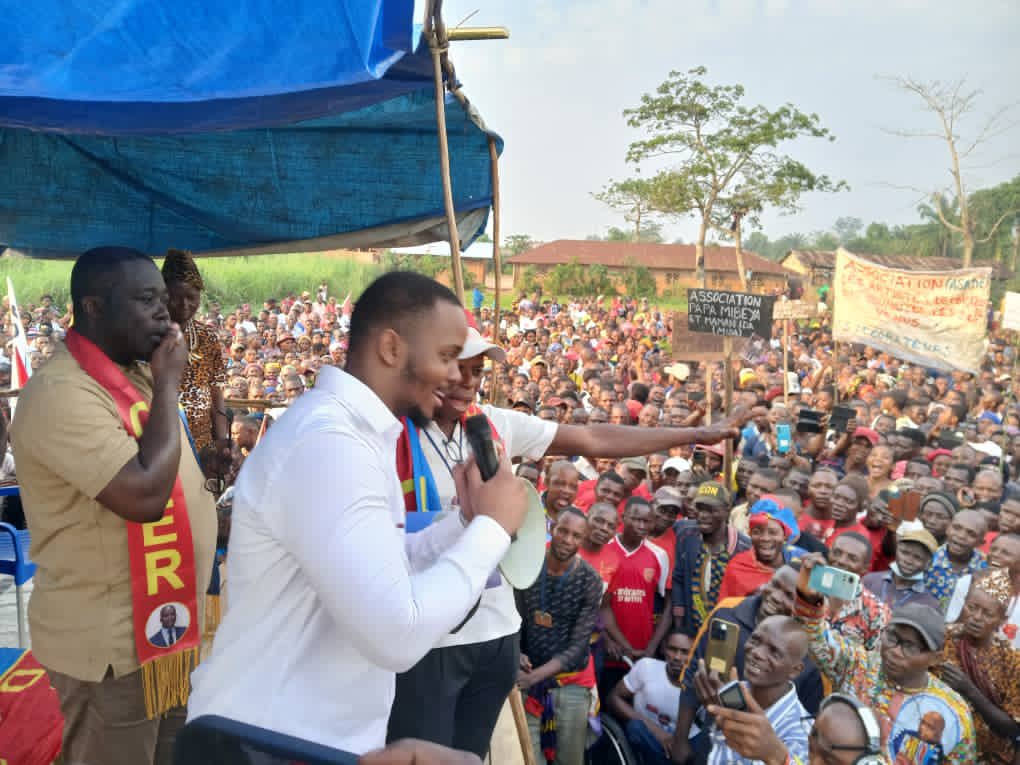 GilbertMokonzo's tweet photo. Le leadership s’incarne désormais sur le terrain et non sur les réseaux sociaux !
Les honorables sénateur
@WillyBussal et député national #LandryBussa étaient à #Likaw dans le cadre de leurs vacances parlementaires,où ils ont reçu un accueil chaleureux de la part d'une multitude. https://t.co/rMU5GB2I3m