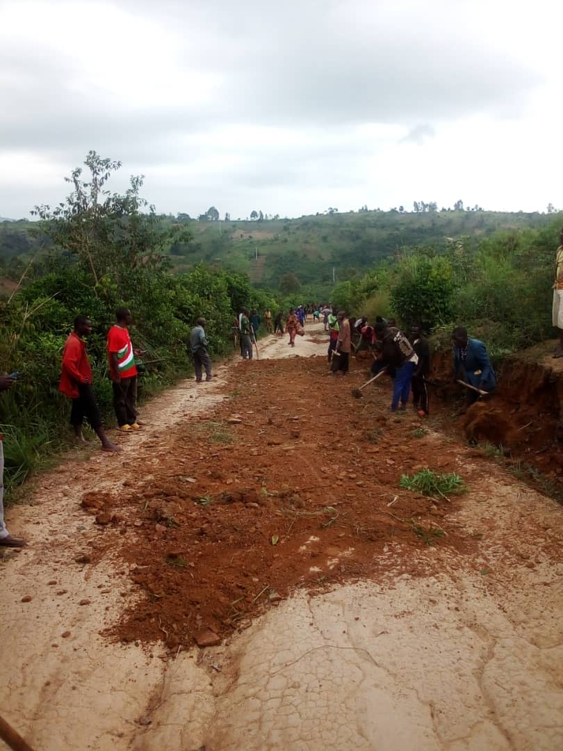 CnjbRutana's tweet photo. Turashimiye cane Ubuserukizi bwa @CNJB_MUSONGATI hamwe n'urwaruka rwo muri iyo Commune kuba batunganije ibikorwarusangi vyo kuziburura ikiraro k'uruzi rugabura zone Shanga na Musongati biri mu Ntara yacu nziza ya @RutanaProvince kuri uyu wa 11/01/2025. https://t.co/ZyUNKXsX5t