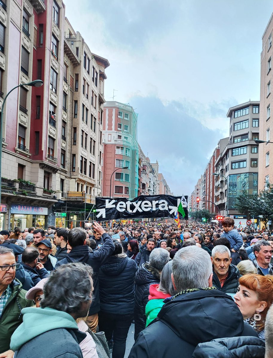 Milaka lagun elkartu gara gaur Bilbon, euskal presoen aurkako salbuespen egoerekin behin betirako amaitu eta bizikidetzaren alde pausoak emateko. 

Etxean nahi ditugu!