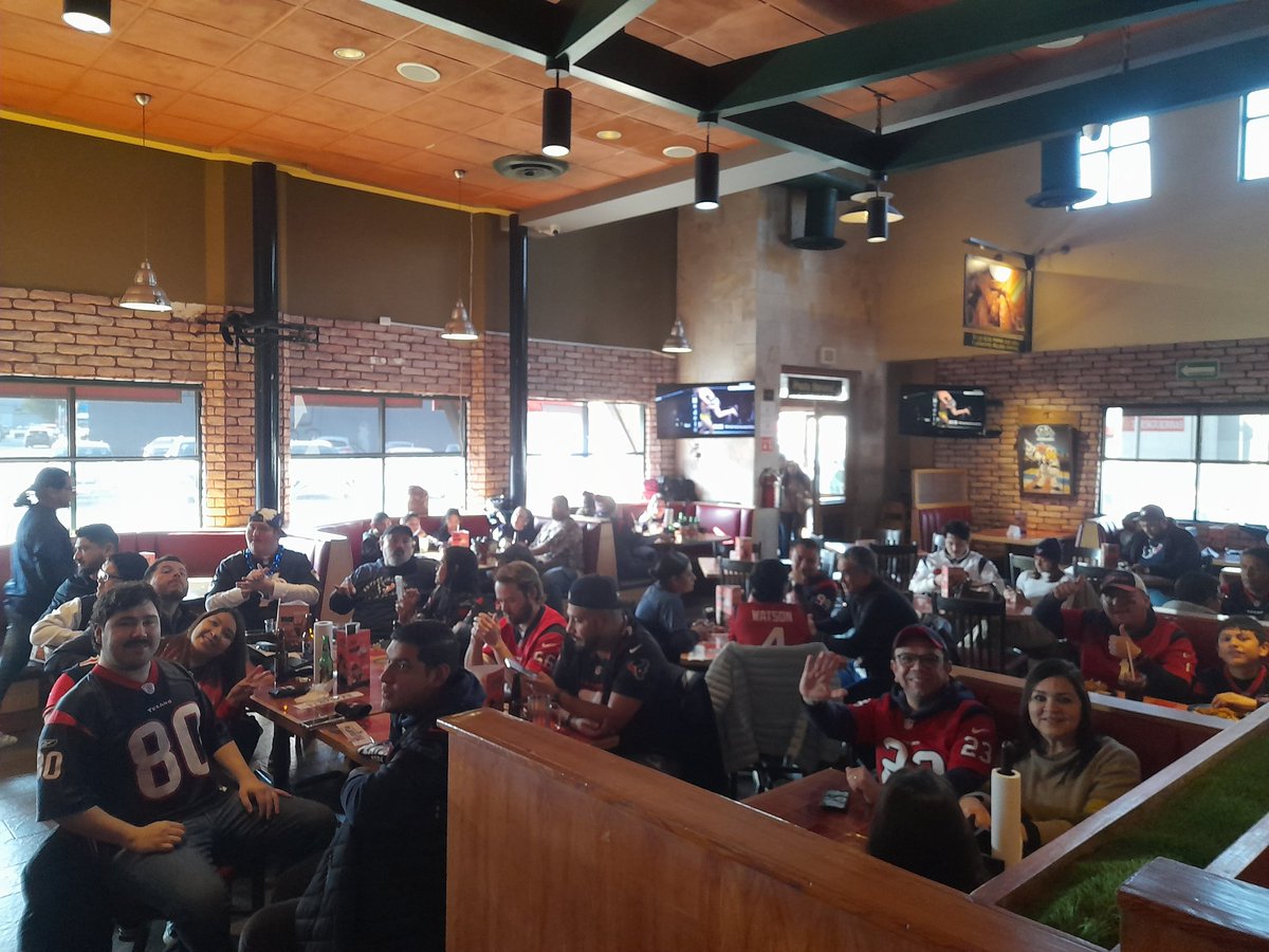 Robertelizondos's tweet photo. Vamos Texans
Desde Monterrey
50 personas viendo el juego.
@FOXImpactoNFL
#foximpactonfl
#nflxfox https://t.co/BdFTSYp7VU