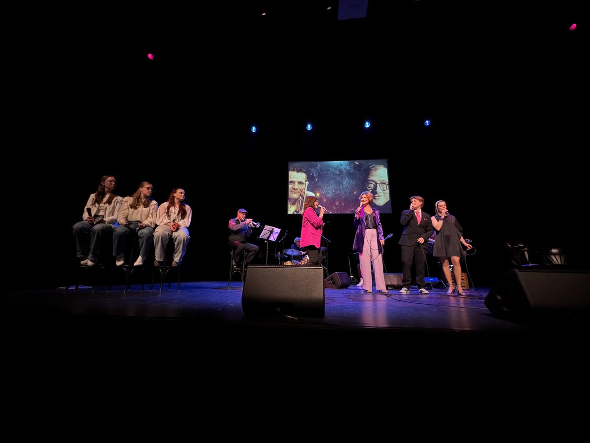 Gisteren in de <a href="/SpeeldoosBaarn/">Theater de Speeldoos</a> naar het theaterconcert Sesjun geweest. Super leuk jazz initiatief van Marjoleine Leene met alleen maar Baarnse artiesten en leerlingen van het <a href="/hetbaarnsch/">Het Baarnsch Lyceum</a> en de <a href="/waldheimmavo/">Waldheim</a>. Met een eerbetoon aan Chet Baker en Cees Schrama