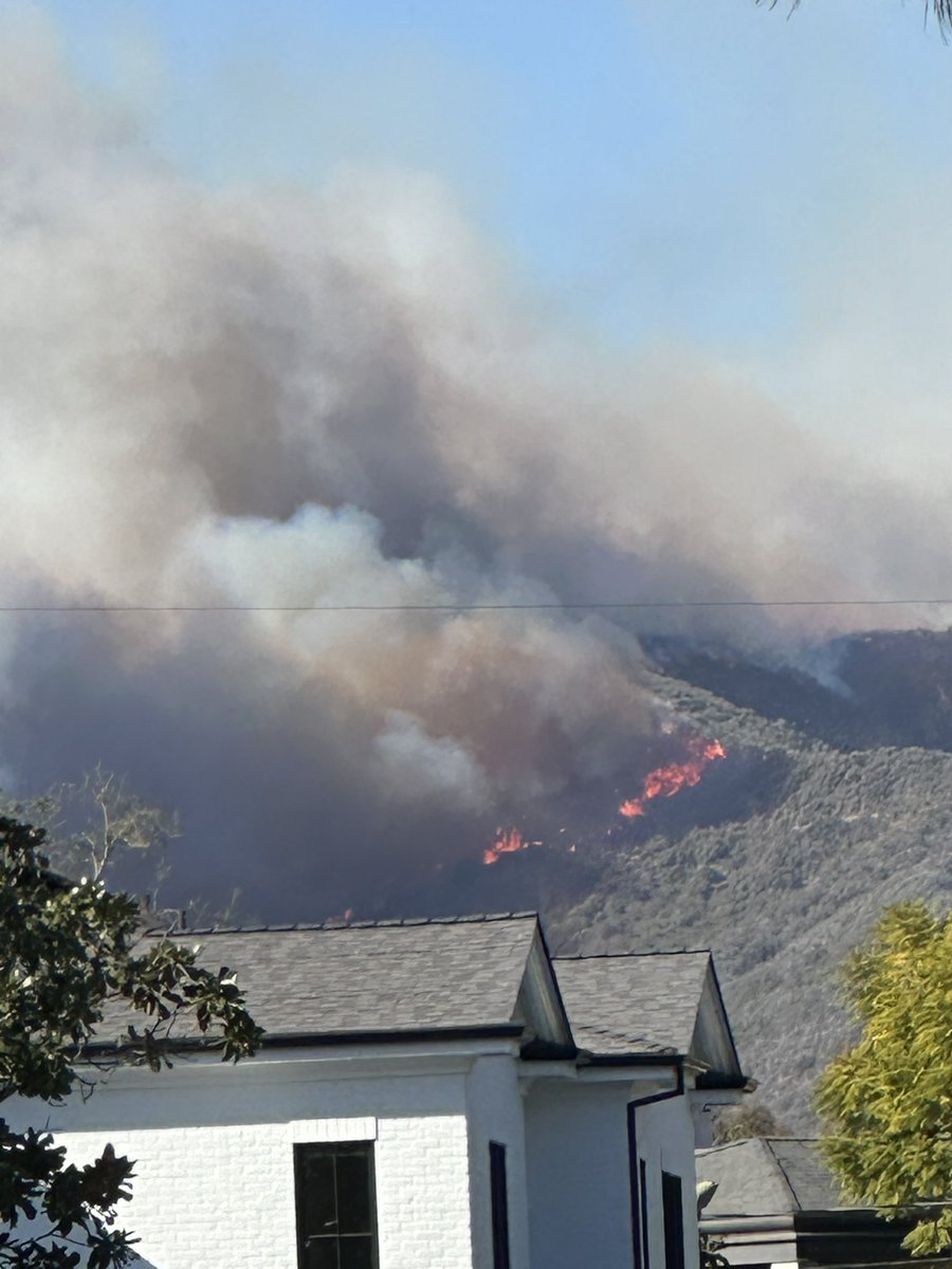 lpe360's tweet photo. Tuesday 1/7/25 12:45pm North at San Vicente Blvd in Santa Monica. Fires spreading #lafires #PalisadesFire #LAFD https://t.co/Uv39Jgrek8