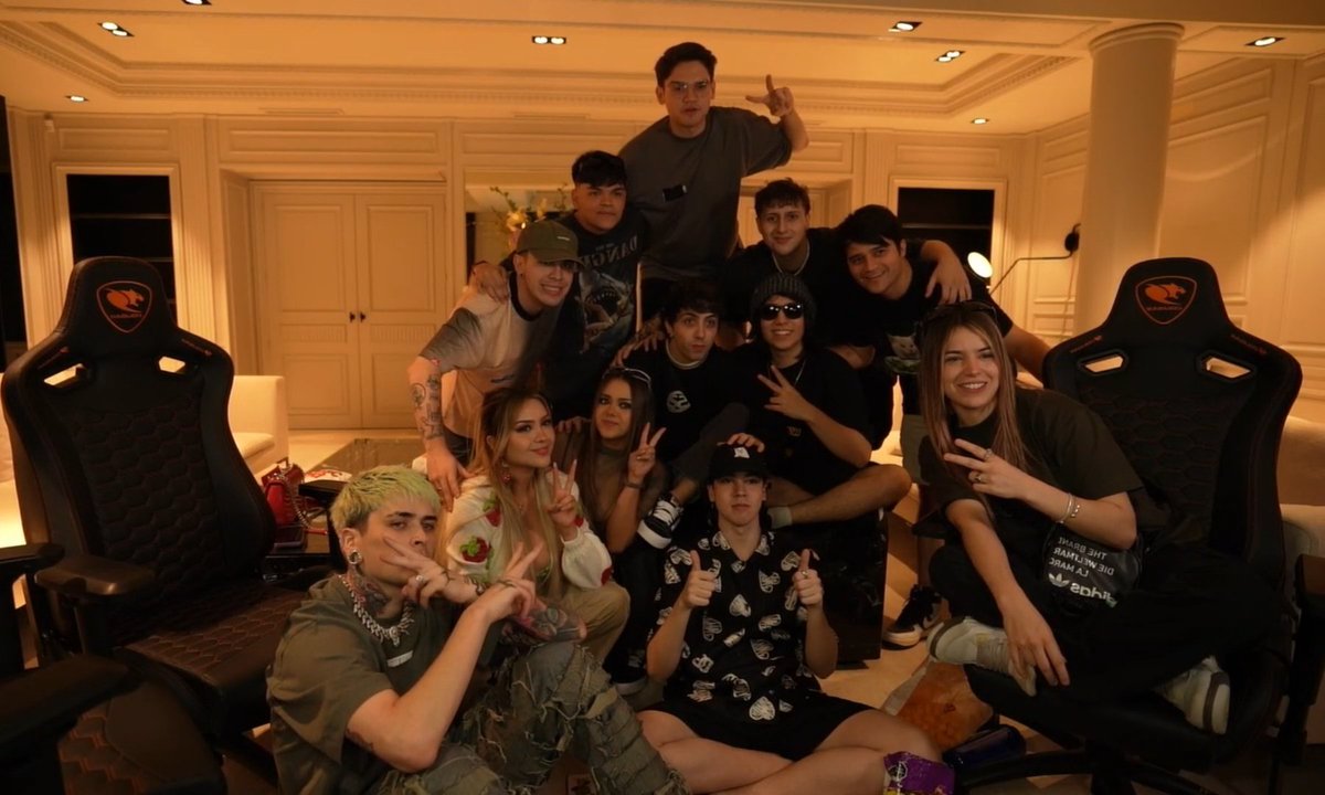 aleequack's tweet image. "Debí tirar más fotos de cuando te tuve" 

Twitch hispano 2022-2023 💔