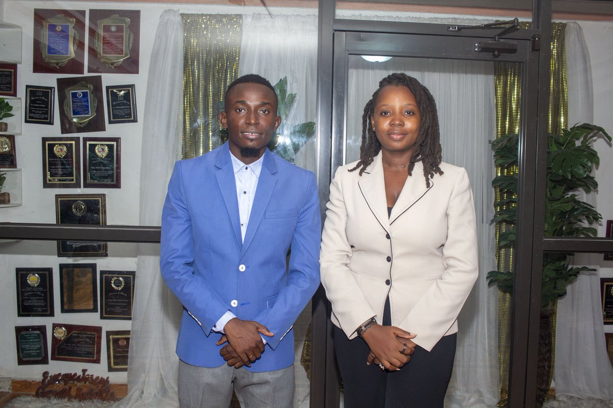 Smithdorisca's tweet photo. Pa lontan nan ane ki sot pase la (ndlr:29 desanm), mwen te gen privilèj anime seremoni pasaj pouvwa ansanm ak Sadwine L. St Surin pou JCI Tabarre Excelsior. Mwen remèsye tout ekip lan dèske yo te chwazi m nan kad gran seremoni sa a ki senbolize angajman ak responsabilite.
#Jenès https://t.co/MUncH705Hn