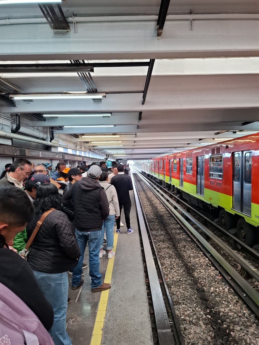 Manumex's tweet photo. @GobCDMX @MetroCDMX En plena salida de la carrera de @FIAFormulaE y el pinche metro no ha pasado en 15 minutos. Aa ya llegó pero la puerta es de autoservicio, hay que abrirla con las manos. La caja chica de la cuatro te ya vale pa pura ver... https://t.co/kRmhF55SV6