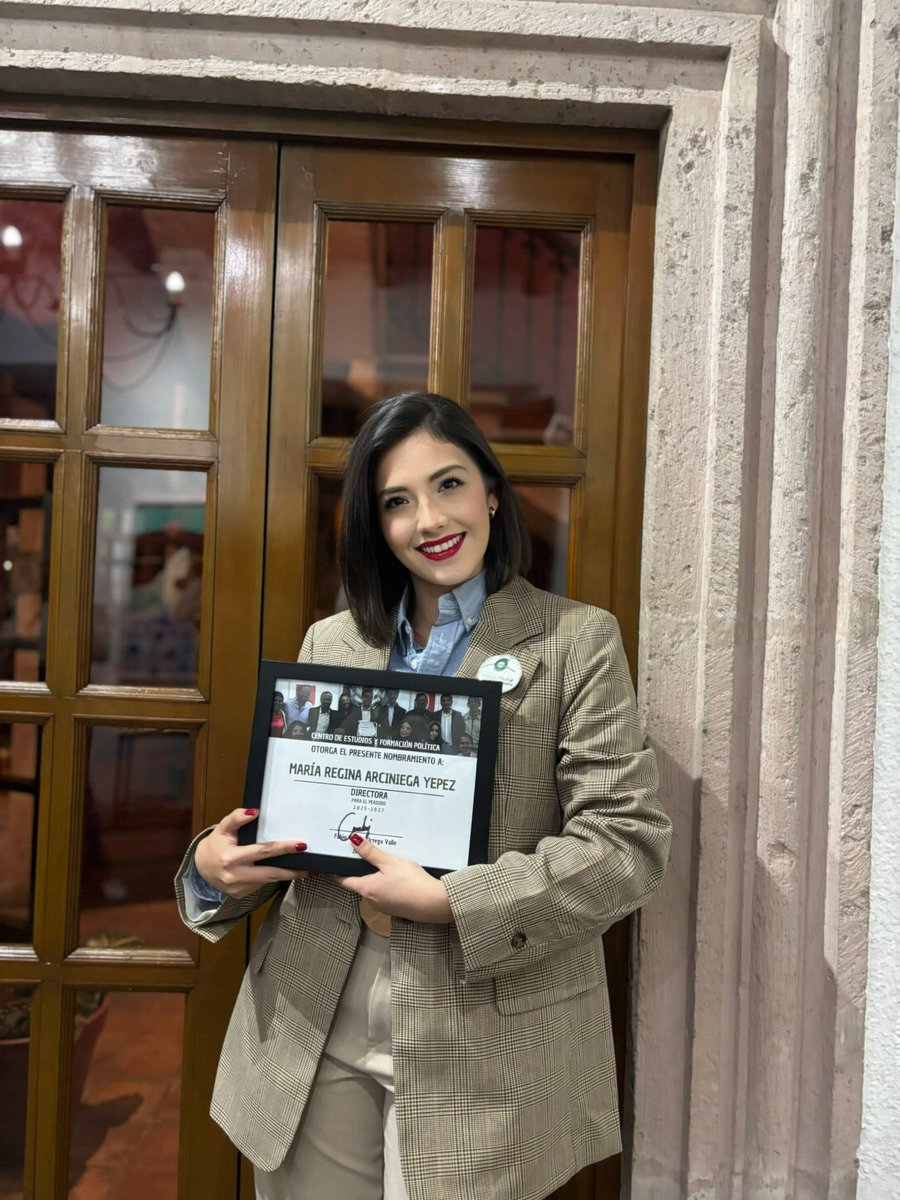 CEFMichoacan's tweet photo. Es un placer anunciar que María Regina Arciniega Yépez asumió la Dirección Ejecutiva del Centro de Estudios y Formación Política para el período 2025-2027. Estará acompañada por un equipo de jóvenes líderes comprometidos. ¡Les deseamos el mayor de los éxitos! https://t.co/WTZi1aUfEX