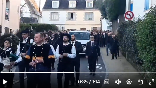 <a href="/realmarcel1/">Marcel</a> Piv eo ar pennoù beulke-se a son evitañ ? 😩 #brezhoneg