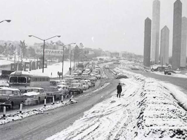 ClimaCMX's tweet photo. ❄️ Un día como hoy, pero de 1967 fue cuando nevó en la Ciudad de México.

Nevada histórica y muy inusual, causada por una gran masa de aire polar y tormenta invernal que cruzaron el altiplano hasta el Valle de México, fue así como a la 1:00 a. m. del miércoles 11 de enero de 1967 la temperatura empezó a descender y una delgada capa de nieve comenzó a cubrir las zonas altas de la ciudad, para las 5:00 a. m. la temperatura descendió aún más y con esto no solo las partes altas sino también lugares como Reforma, el Monumento a la Revolución y el Centro se vieron cubiertas de nieve, al amanecer la temperatura alcanzó su mínima de -4° y la naturaleza regaló un fenómeno poco visto: una gran nevada en la Ciudad de México.