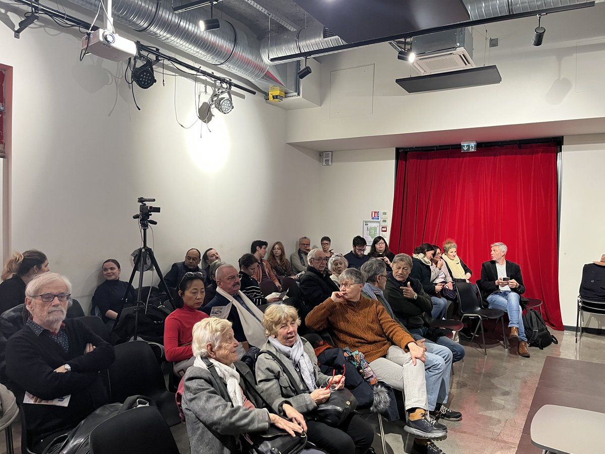 aphglanguedoc's tweet photo. En direct du café histoire de @APHG_National où Hélène Ménard mcf hdr en histoire romaine @CRISES_UPVM nous parle de la condamnation à mort dans l’Empire romain : nouvelles approches. Encore une fois salle comble au Gazette café ! Vous trouverez bientôt la vidéo en ligne. https://t.co/VaPj2FSDlZ