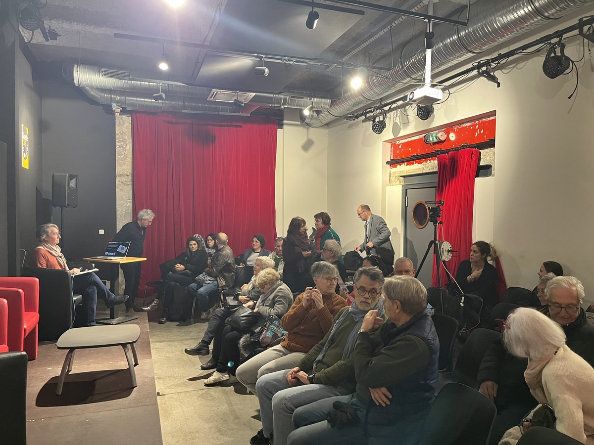 aphglanguedoc's tweet photo. En direct du café histoire de @APHG_National où Hélène Ménard mcf hdr en histoire romaine @CRISES_UPVM nous parle de la condamnation à mort dans l’Empire romain : nouvelles approches. Encore une fois salle comble au Gazette café ! Vous trouverez bientôt la vidéo en ligne. https://t.co/VaPj2FSDlZ