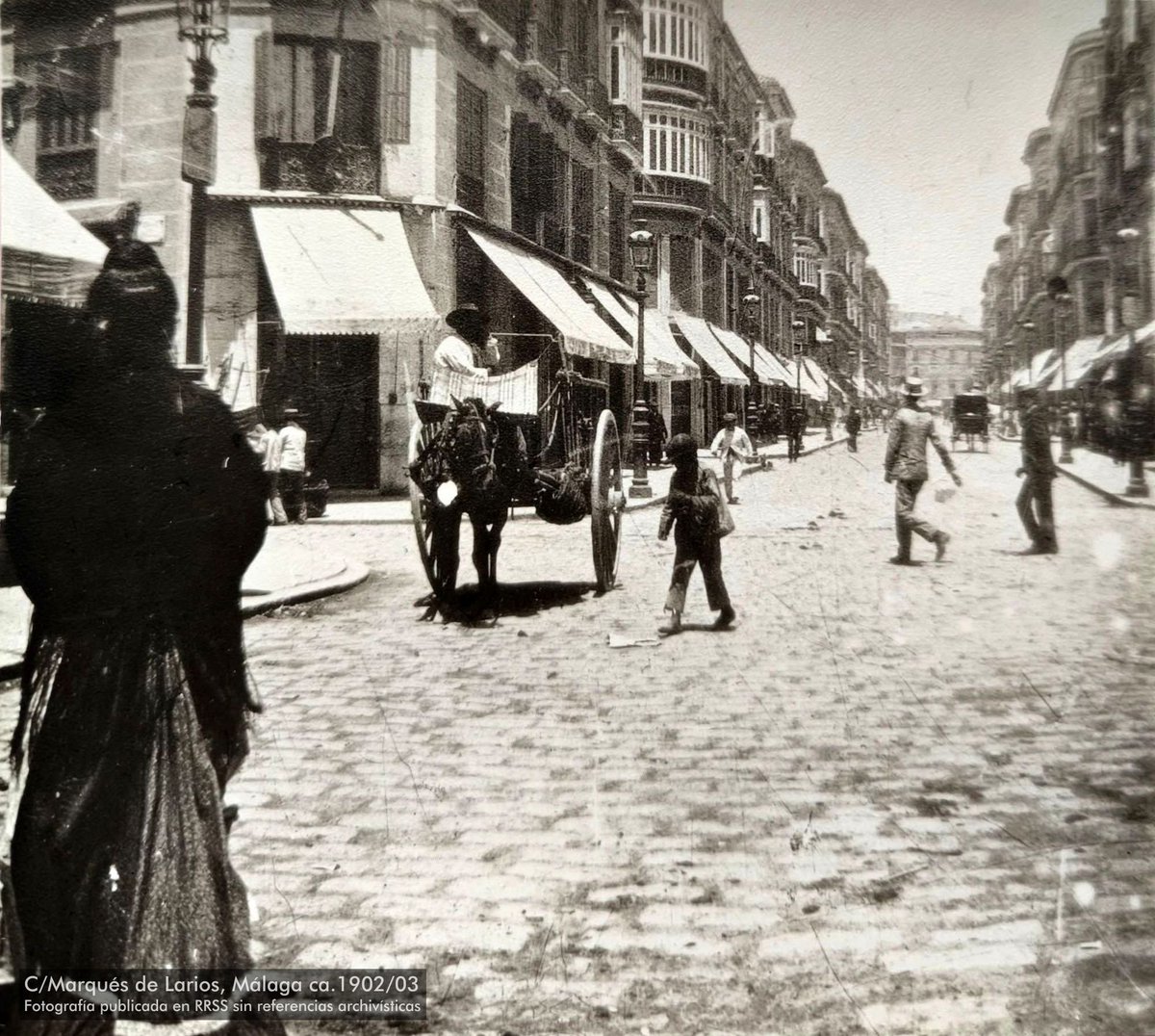 1/2 Dos interesantes fotos, publicadas en RRSS sin referencias archivísticas, pero que podemos datar hacia 1902/03 a tenor del estado del entonces casi recién inaugurado Parque de Málaga. La primera imagen es justo allí en la parte norte del parque, donde la Cortina del Muelle...