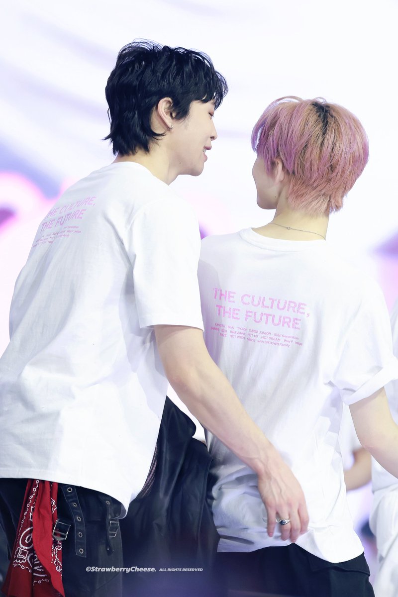 cnlehe's tweet photo. johnle moments that make me kkyu - a thread https://t.co/xOC3NvgcfW